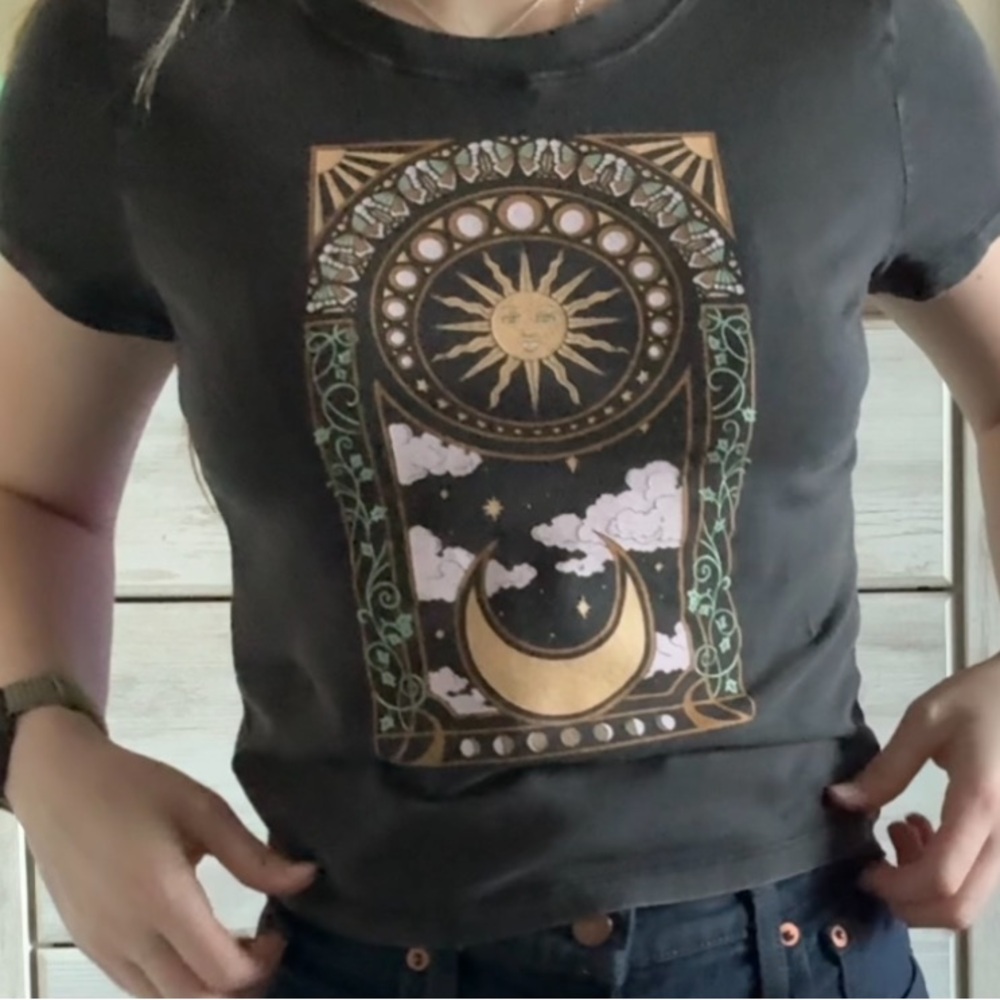 Hollister graphic design baby tee type tshirt